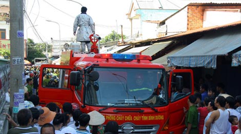 Thua kiện mất đất, người đàn ông ôm bình gas cố thủ