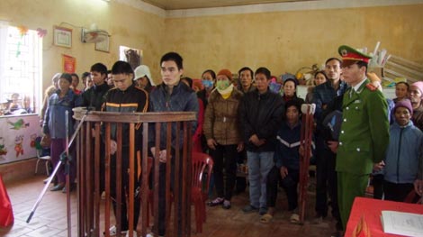 Tuyên phạt 7 năm tù giam đối tượng dùng búa chặn đường cướp tài sản      