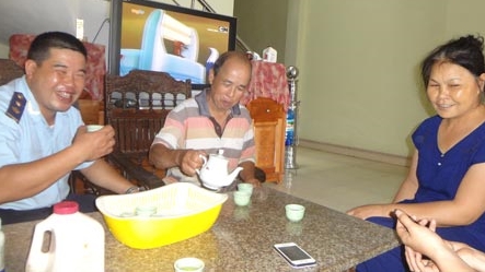 Người phụ nữa hiến đất chống buôn lậu