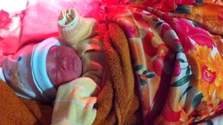 Phát hiện một bé trai sơ sinh bị bỏ rơi trước nhà chùa