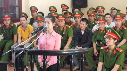Góc khuất của những "kiều nữ" dính chàm