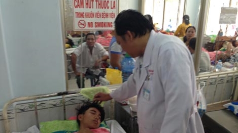 Không làm bài giúp bạn, bị đánh chấn thương sọ não 