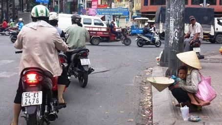 Vẫn còn nhiều người lang thang, ăn xin trên đường phố 