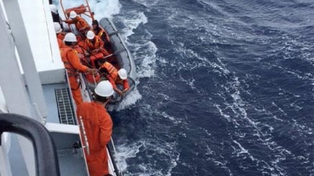Cứu nạn một ngư dân lâm bệnh nặng ngoài khơi 