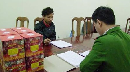 Thợ xây mang pháo từ Trung Quốc về quê ăn Tết