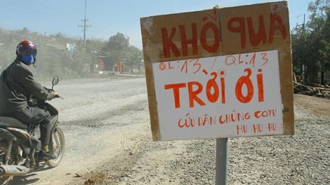 Người dân làm đơn cầu cứu vì đường xấu