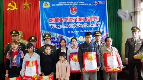 Thanh niên Công an Bắc Giang tặng quà Tết cho người nghèo