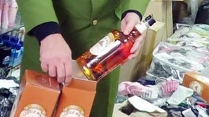 Thu giữ hơn 4.300 sản phẩm ‘xách tay’ ở đường Nguyễn Sơn