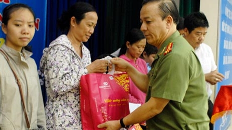 280 phần quà Tết nghĩa tình đến với hộ nghèo quận 2