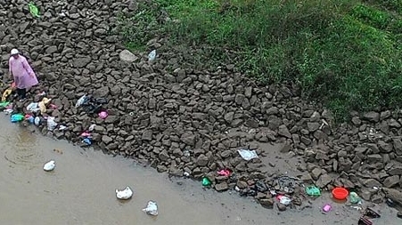 Phóng sinh ‘phóng’ luôn cả… rác