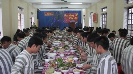 Tết sớm cho phạm nhân