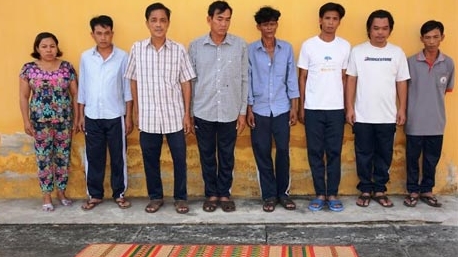 Triệt phá sòng bài, tạm giữ hình sự 8 con bạc