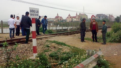 Băng qua đường ngang bị tàu hàng đâm tử vong