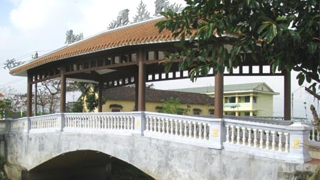 Nông dân góp tiền xây cầu ngói 'nối bờ vui'…