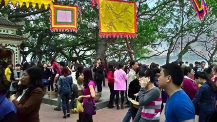 Loạn dịch vụ ăn theo tại Phủ Tây Hồ