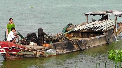 Bắt giữ phương tiện khai thác cát lậu trên sông Tiền