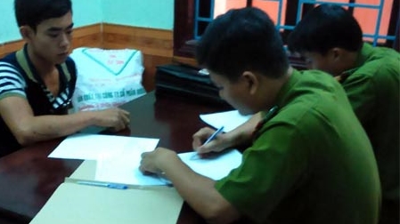 Xe khách lao xuống vực, phụ xe vác mã tấu đuổi Công an