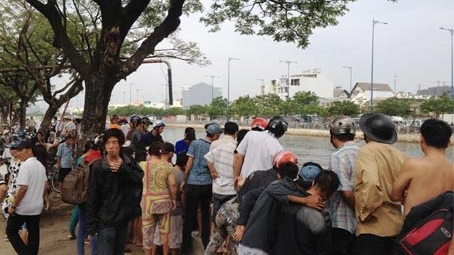 Thi thể mặc đồ đen nổi trên kênh Tàu Hủ