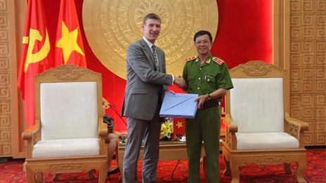 NCA tặng thiết bị phòng chống tội phạm cho Cảnh sát Việt Nam