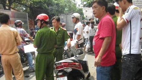 Va chạm với xe tải, một phụ nữ kéo lê trên đường tử vong