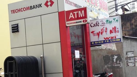 TPHCM: Đang truy xét 3 đối tượng đột nhập buồng ATM trộm tài sản