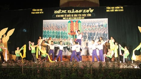 Nhà xuất bản CAND các nhà văn giao lưu với CBCS Trại giam số 6, Bộ Công an