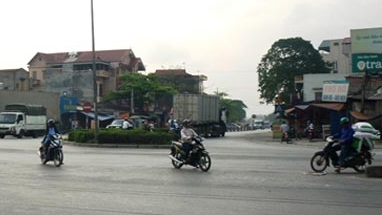 Công nhân 'xé rào' băng qua dải phân cách ở quốc lộ 5