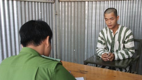 Kẻ đồi bại kiếm tiền mua vàng cầu hôn với người tình
