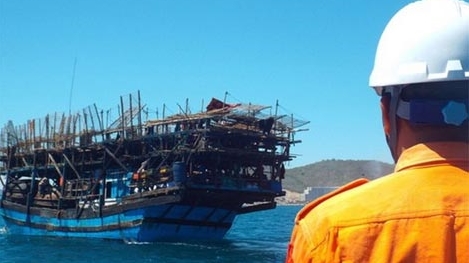 Lai dắt tàu câu mực và 36 ngư dân bị nạn về đến cảng Nha Trang an toàn