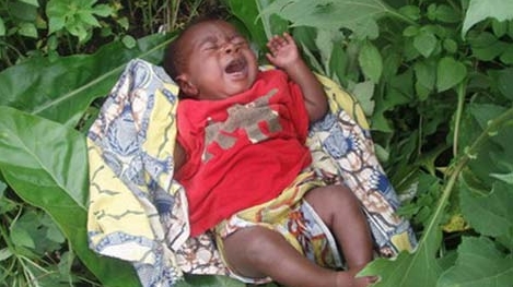 2 trẻ em bị cha mẹ ruột bỏ rơi