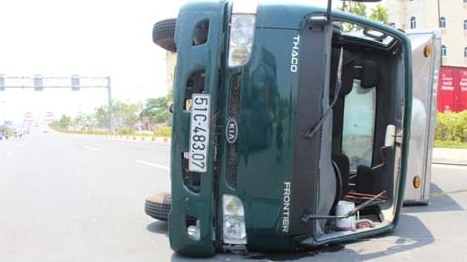 Xe tải lật chắn ngang đường sau cú đổ dốc cầu Bình Lợi