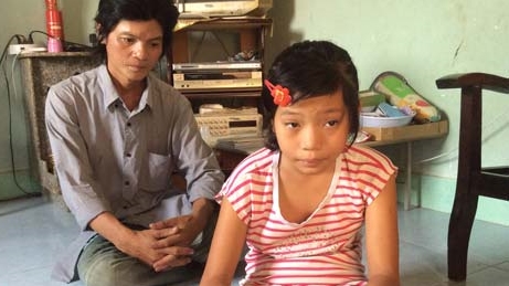 Cha chữa bệnh cho con bằng bìa các tông