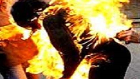 Bị chồng bạo hành, vợ tự thiêu   