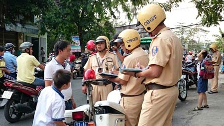 Xung quanh những chiếc camera gắn trên mũ CSGT