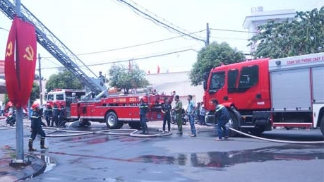 Tòa nhà bên giao lộ bốc cháy, người đi đường hoảng loạn