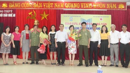 Giao lưu các nhà văn dự Trại sáng tác văn học Công an nhân dân