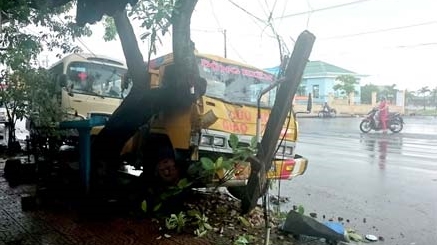 Xe cứu hộ mất lái, cả hai lên hè