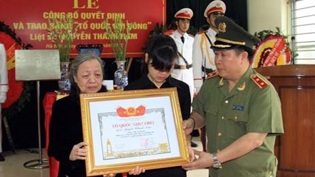 Trao Bằng Tổ quốc ghi công tặng thân nhân gia đình Liệt sĩ Nguyễn Thanh Nam
