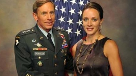 Lộ tin mật cho người tình, cựu giám đốc CIA lĩnh 2 năm tù