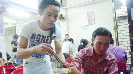 Quán 'lẩu pê-đê' độc nhất vô nhị giữa lòng Sài Gòn