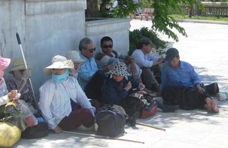 Tóm gọn nhóm côn đồ bán hàng rong