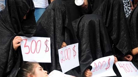 IS lột trần các cô gái ở chợ và bắt họ vá màng trinh nhiều lần 