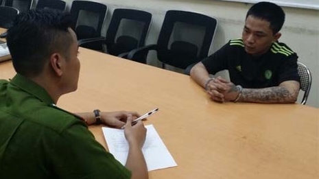 Nghi ngờ người yêu không chung thủy, dùng hung khí khống chế, đe dọa…