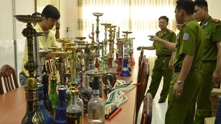 Thu giữ hàng chục bình hút shisha tại các quán vỉa hè