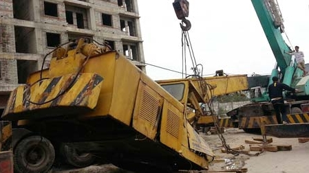 Hiểm họa cánh tay cẩu lơ lửng trên đầu người đi đường