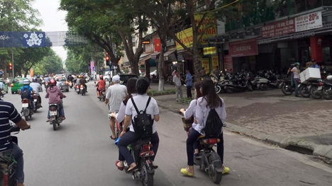 Báo động tình trạng điều khiển xe đạp điện vi phạm trên đường phố