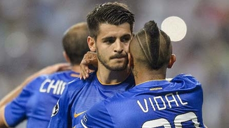 Đầm già 'bắn' thiên nga 