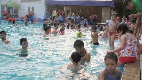 Ngột ngạt bể bơi ngày nắng nóng tại Hà Nội