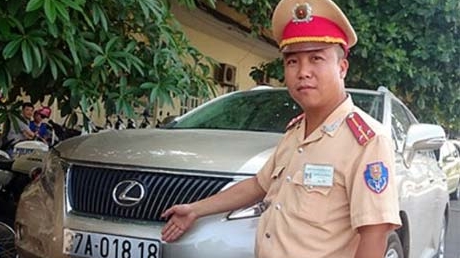 Chìa thẻ phóng viên 'rởm' để 'lòe' cảnh sát giao thông xin xe vi phạm