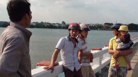 Cô gái nhảy cầu Hóa An tự tử